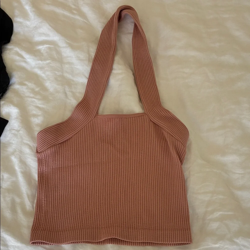 Dynamic Ribbed Halter Top - Picture 2 of 3